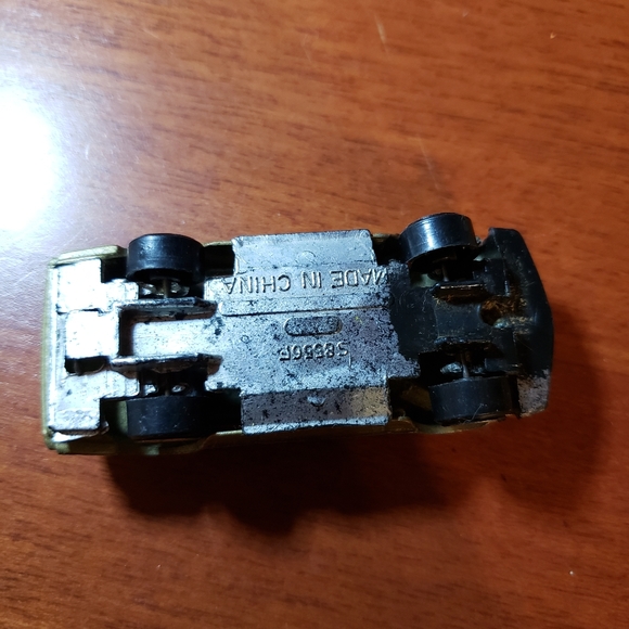 Gold die-cast Car - Picture 4 of 4